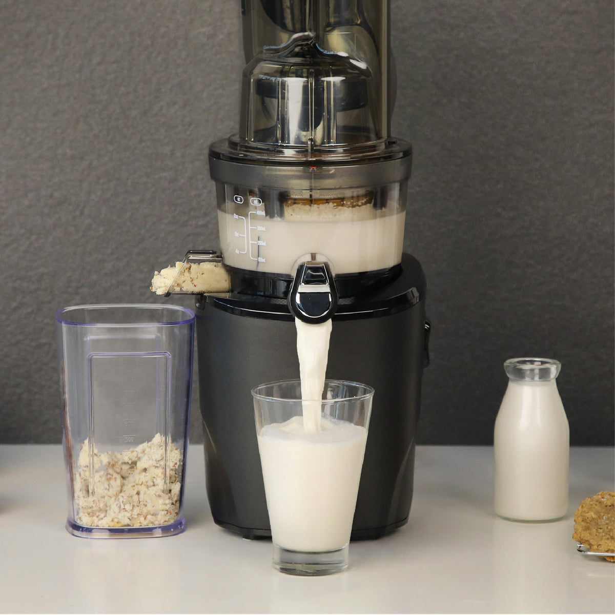 So machen Sie vegane Mandelmilch